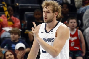 俩中锋都不丢！兰代尔三分命中 灰熊领先国王20+